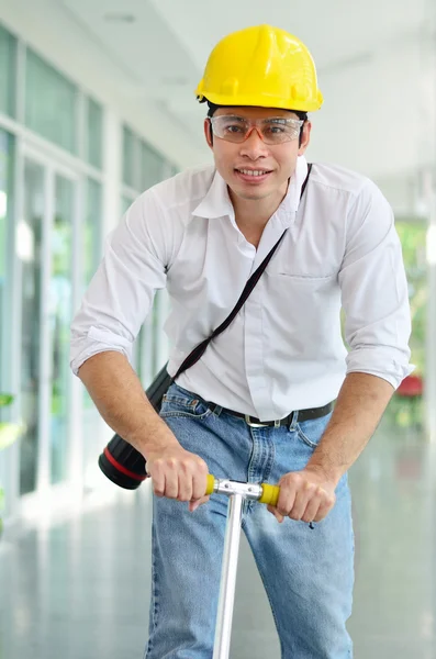 Инженер едет на скутере — стоковое фото
