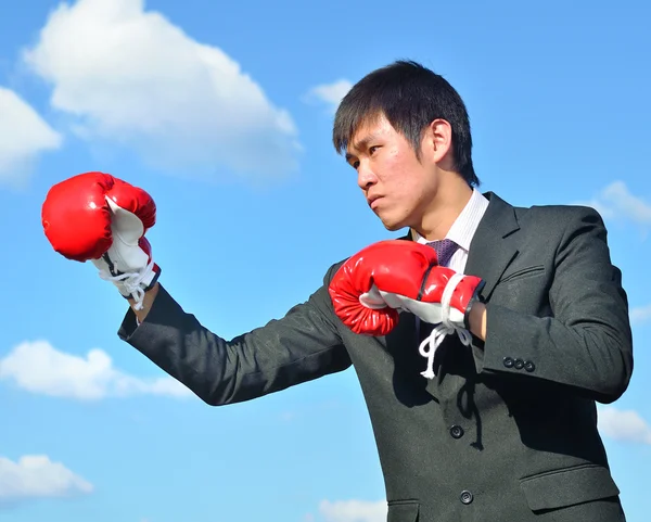 Guante de hombre de negocios y boxeo a mano listo para luchar — Foto de Stock