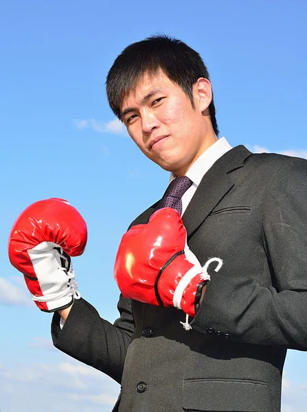 Guante de hombre de negocios y boxeo a mano listo para luchar — Foto de Stock