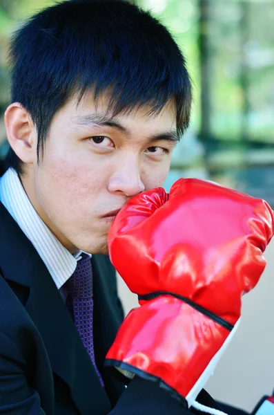 Guante de hombre de negocios y boxeo a mano listo para luchar — Foto de Stock