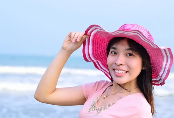 Bela mulher asiática relaxamento na praia com chapéu — Fotografia de Stock