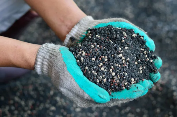 La mezcla de fertilizante químico vegetal —  Fotos de Stock