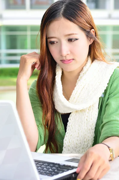 Студентки-азиатки с компьютером — стоковое фото