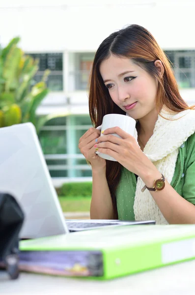 Asiatico donne studente sorridente con caffè tazza — Foto Stock