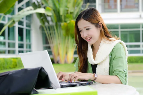 Asiatico donne studente con computer portatile — Foto Stock