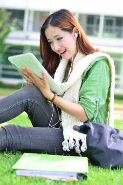 Genç Asyalı öğrenciye iyi yeni