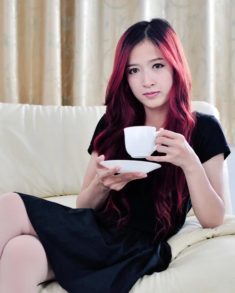 Vackra asiatiska kvinnor med lång hår dricker kaffe — Stockfoto