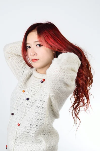 Asiatiska kvinnor rött långt hår i modern mode — Stockfoto