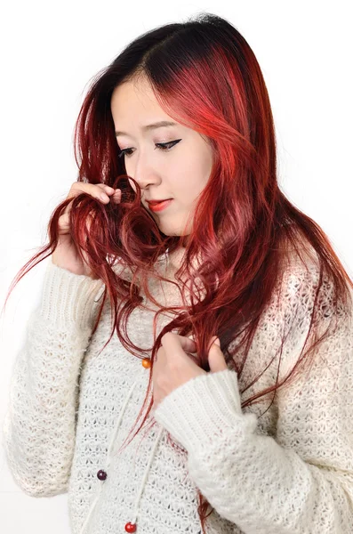 Asiatiska kvinnor rött långt hår i modern mode — Stockfoto