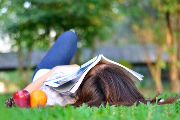 Studentin schläft mit Buch — Stockfoto