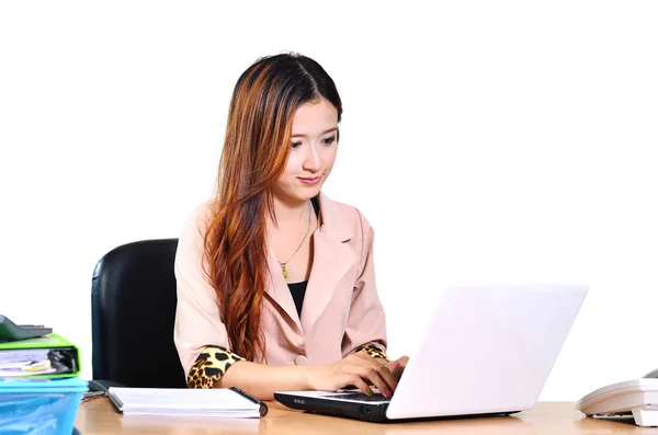 Красивые молодые азиатские бизнесмены улыбаются с помощью компьютера Notbo — стоковое фото