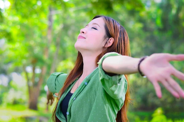 Güzel Asyalı kız yaz güneş ve yeşil çevre zevk — Stok fotoğraf