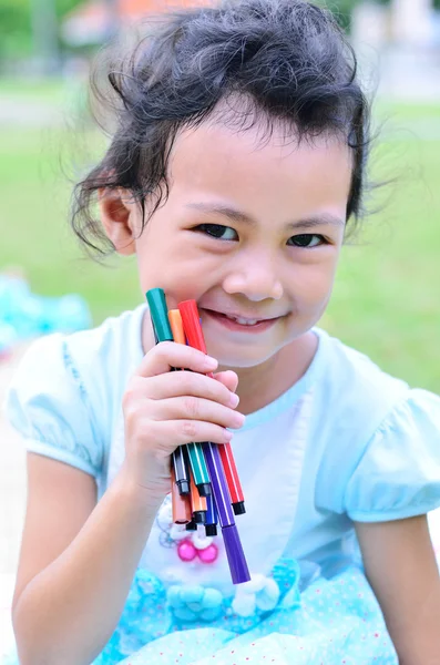 Going back to school : girl holding color pens — Stock Photo, Image