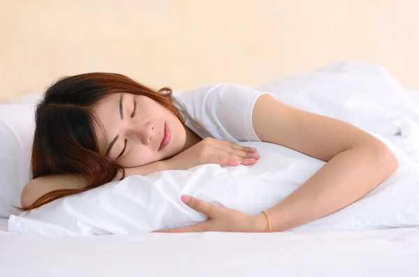 Mulher asiática adolescente dormindo e relaxamento — Fotografia de Stock