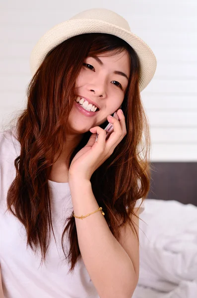Asiatiska teenage prata och chatta med mobiltelefon — Stockfoto