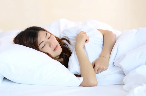 Asyalı kadın genç uyku ve dinlenme