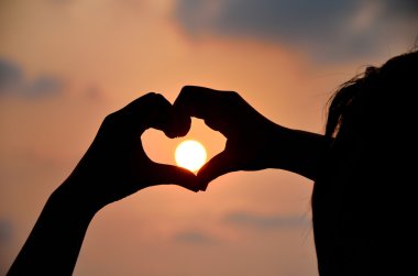 şekli, el ile günbatımı silhuette seviyorum