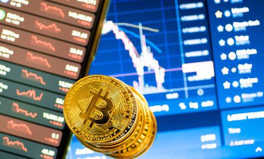 Altın bitcoin para bir yığın kripto para üzerinde oturur fiyat düşüşü grafik arkaplanı üzerinde