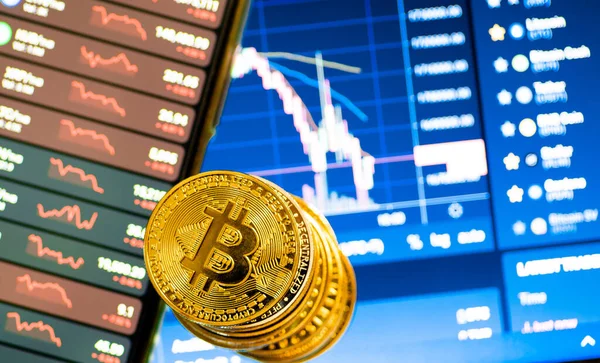 Arany Bitcoin Egy Halom Kriptovaluta Felett Árcsökkenés Grafikon Háttér Stock Kép