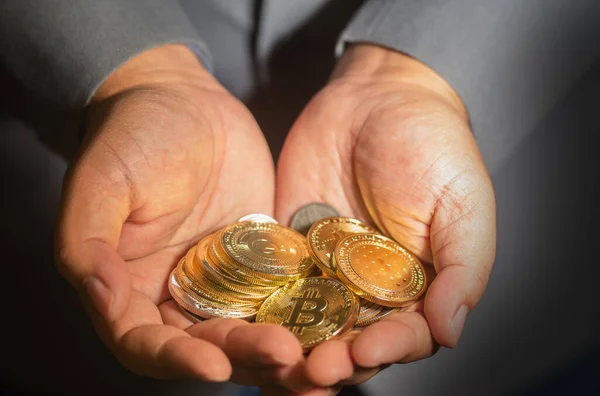 Zakenman Tonen Cryptogeld Munten Bij Hand Voor Het Besparen Van Stockfoto