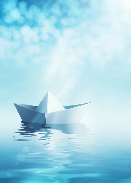 Barco de papel sobre agua azul — Foto de Stock