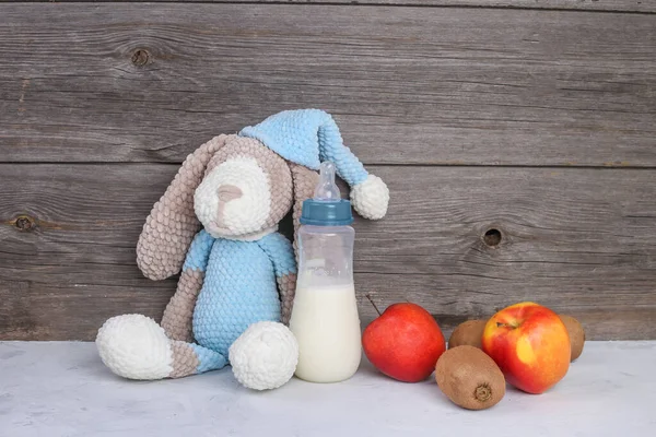 母乳喂养和健康食品 喂奶妈妈的饮食 儿童玩具 蓝色背景的水果复制空间 — 图库照片