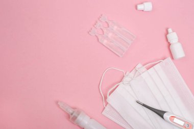 Farklı tipte tıbbi damlalar, burun spreyi. Burun temizliği, durulama. Virüsler. Hastalıklar. Model