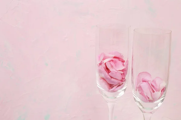 带花瓣的玻璃杯 石灰底座 有粉色玫瑰花的浪漫气氛 情人节 复制空间 — 图库照片