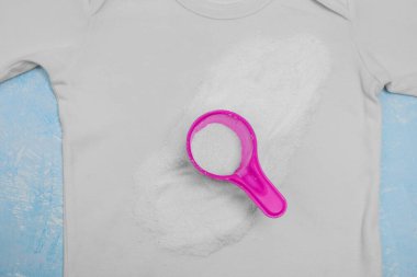 Beyaz tişörtlü pembe plastik bardak. Çamaşır suyu. Leke çıkarıcı. Lekeleri çıkarmak için gevşek kuru toz