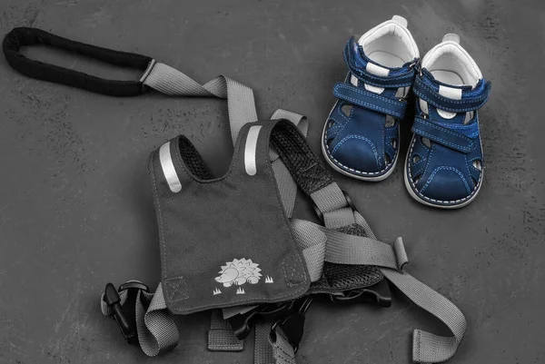 Baby Leading Strings Und Ortopädische Schuhe Die Ersten Schritte Des — Stockfoto