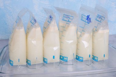 İçinde anne sütü olan çantalar. Süt bankası. Anne sütü. Emzirme. Dondurma ve süt depolama. Bağışlanan süt.