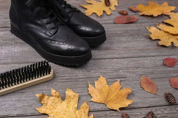 Herbstlicher Schuh Glänzt Schwarze Lederschuhe Schuhbürste Auf Rustikalem Hintergrund Mit — Stockfoto