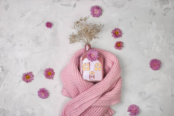 Pinkfarbenes Haus Eingewickelt Einen Warmen Strickschal Auf Steingrund Mit Blumen — Stockfoto