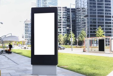 posteraltında reklam alanı. Lightposter citylight yol yakınındaki şehirde küçük billboard mockup. reklam için beyaz alan