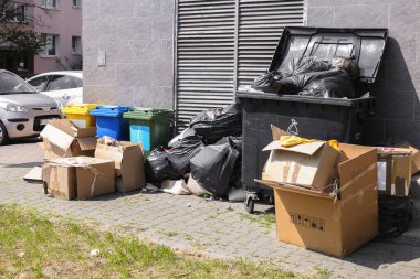 garbage near the house, a lot of garbage piled up. garbage collection delay