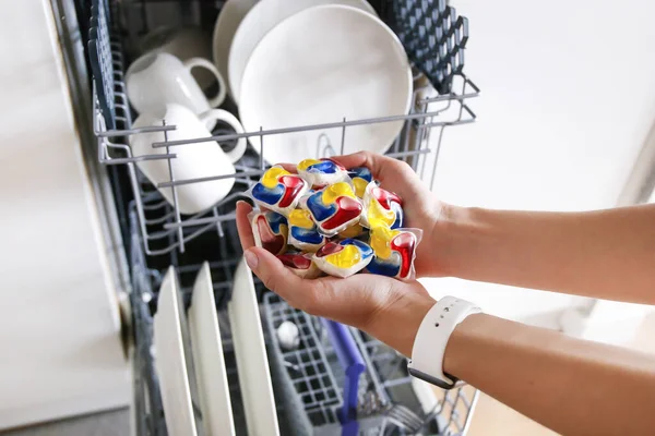 Dishwashing Capsules Open Dishwasher Clean Dishes White Kitchen Dishwasher Detergents — Foto de Stock