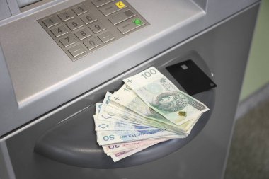 ATM 'de. Nakit çekilmesi. Nakit. Kredi kartıyla Polonya zlotisi