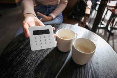 Mobil terminal kullanarak bir restoranda veya kafede ödeme