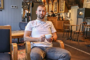 Sabahları kahve ya da çay içen bir adam.