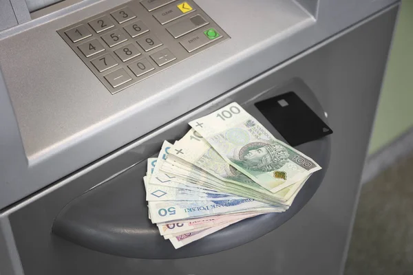 ATM 'de. Nakit çekilmesi. Nakit. Kredi kartıyla Polonya zlotisi