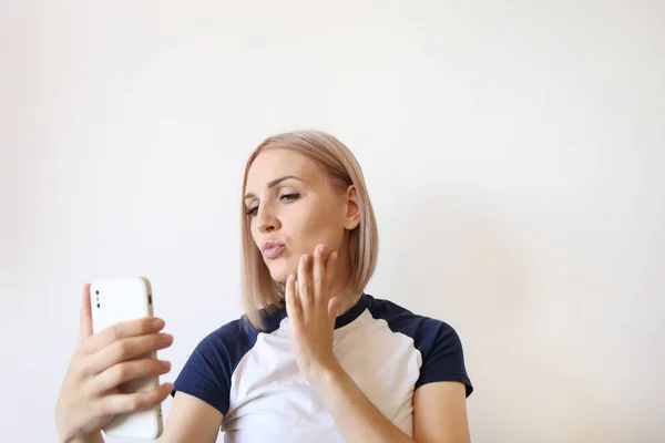 Jonge Emotionele Dame Houdt Telefoon Haar Handen Doet Vrolijk Selfie — Stockfoto