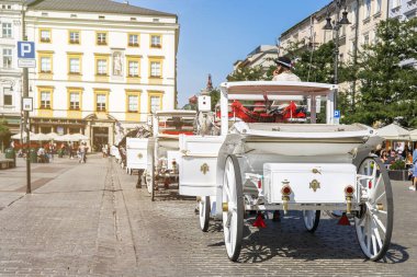 Krakow, Polonya - Eylül 2022: Krakow şehir merkezine beyaz arabalar, eski kasaba, at arabası kiralama, turistik özellikler