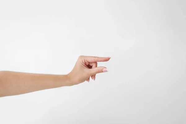 Mulher Mão Segurando Dois Dedos Mostrando Tamanho Fundo Branco — Fotografia de Stock