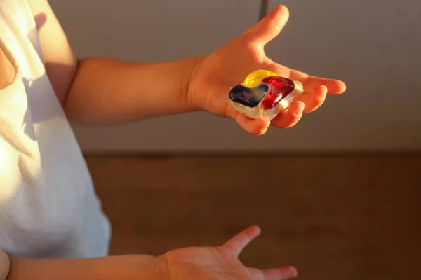 Çocuk Bir Bulaşık Makinesi Kapsülü Tutuyor Tehlike Çocuklardan Uzak Dur — Stok fotoğraf