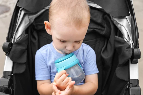 Uma Criança Anos Bebe Água Uma Mamadeira Com Uma Palha — Fotografia de Stock