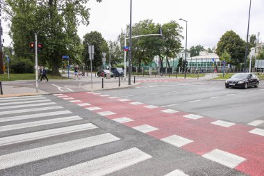 Warszaw, Polonya - Ağustos 2022: Wola bölgesinde birçok arabalı sokak