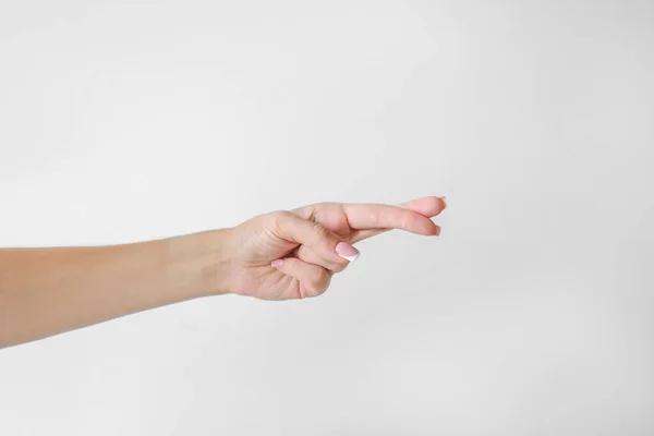 Mão Mulher Mantém Dedos Cruzados Fundo Branco — Fotografia de Stock