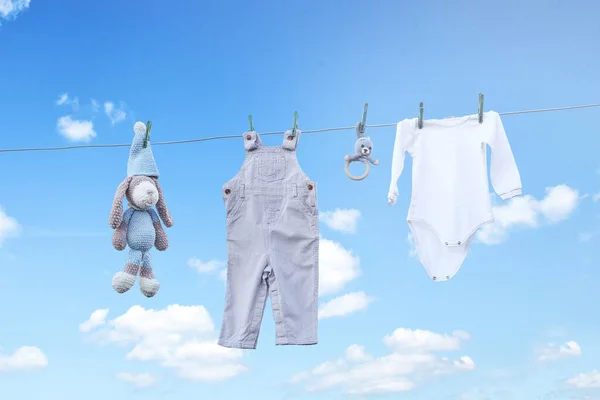 青い雲にロープで乾く赤ちゃんの服 — ストック写真