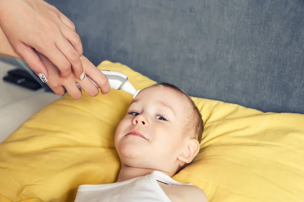 Taking Child Temperature Forehead Thermometer Bed — Stock Photo, Image