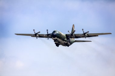 Ordu uçak mavi gökyüzünde uçmak